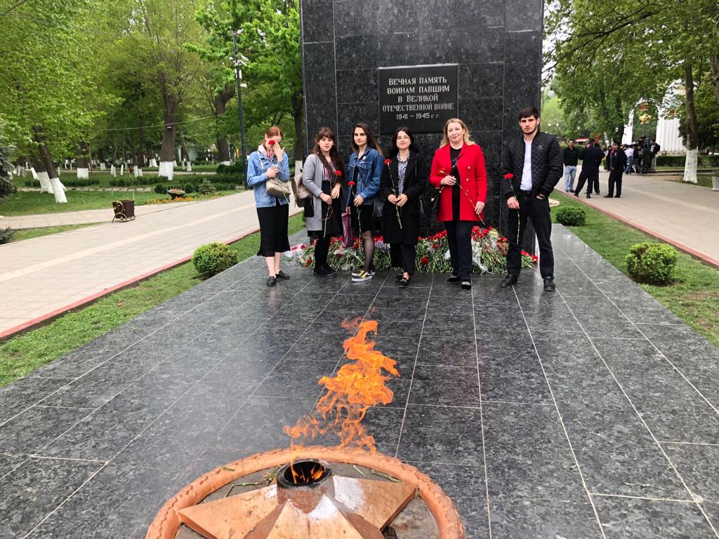 Возложили цветы к памятнику погибшим. Возложение цветов Волоколамск. День Победы праздник Махачкала. Памятник погибшим в ВОВ Апатиты.
