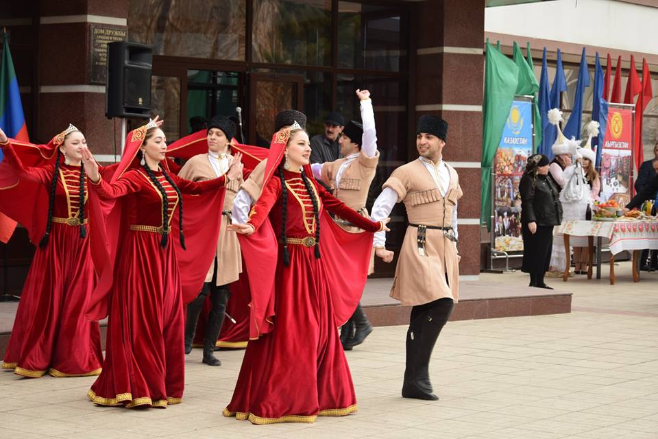 Праздник в дагестане сегодня. С праздником Новруз байрам Дагестан. Новруз байрам в Дербенте. Новруз у Кумыков. Дербент Новруз байрам 2024.