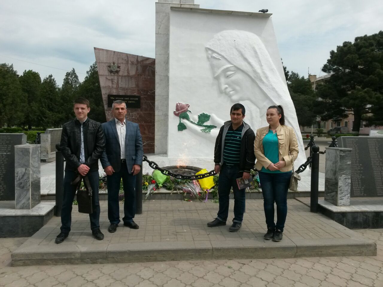 В память о погибших в ВОВ, студенты ДГТУ возложили цветы к Вечному огню в  г. Каспийск | ДГТУ