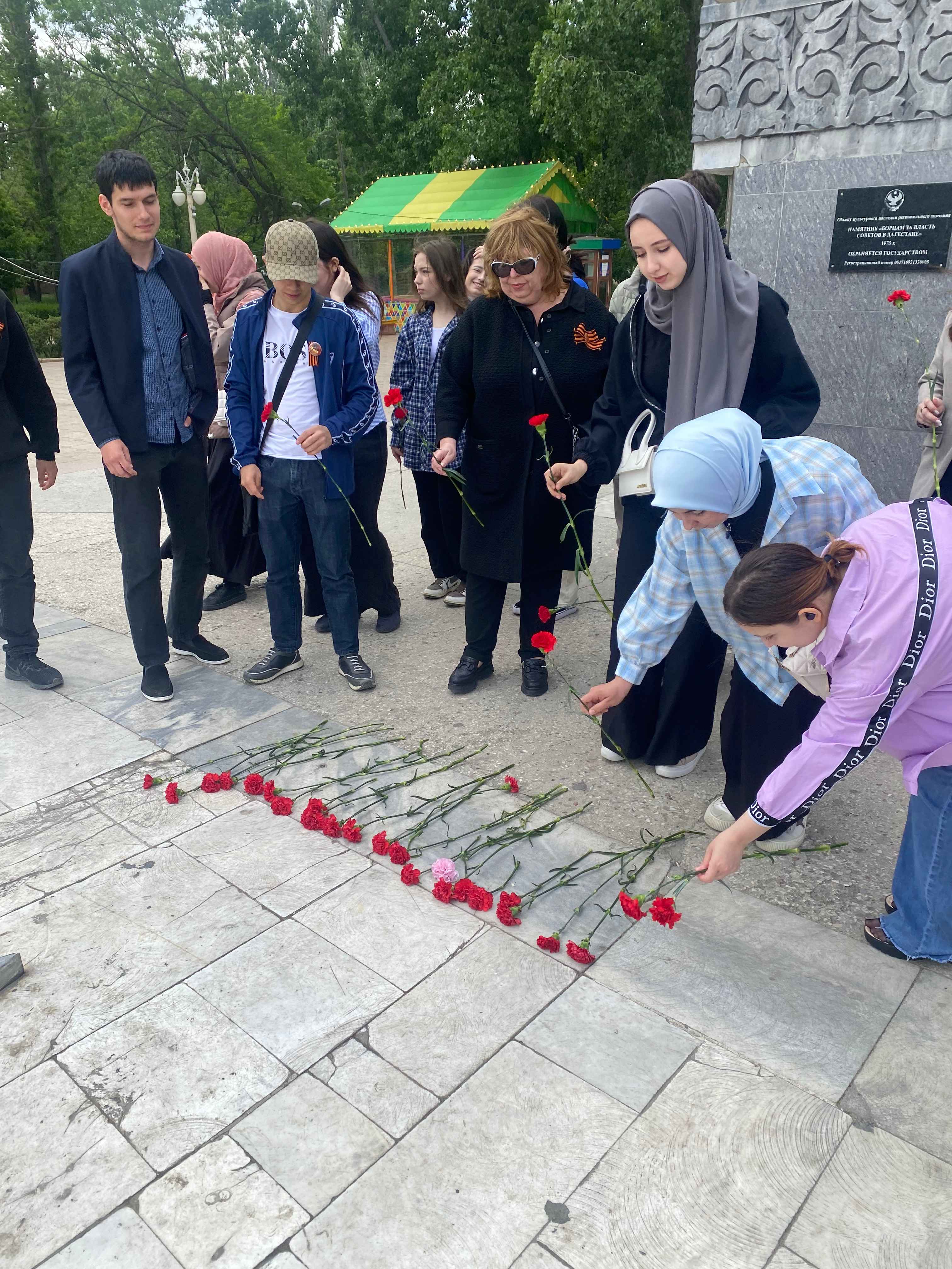 Возложение цветов к Вечному огню | 14.05.2024 | Новости Махачкалы -  БезФормата