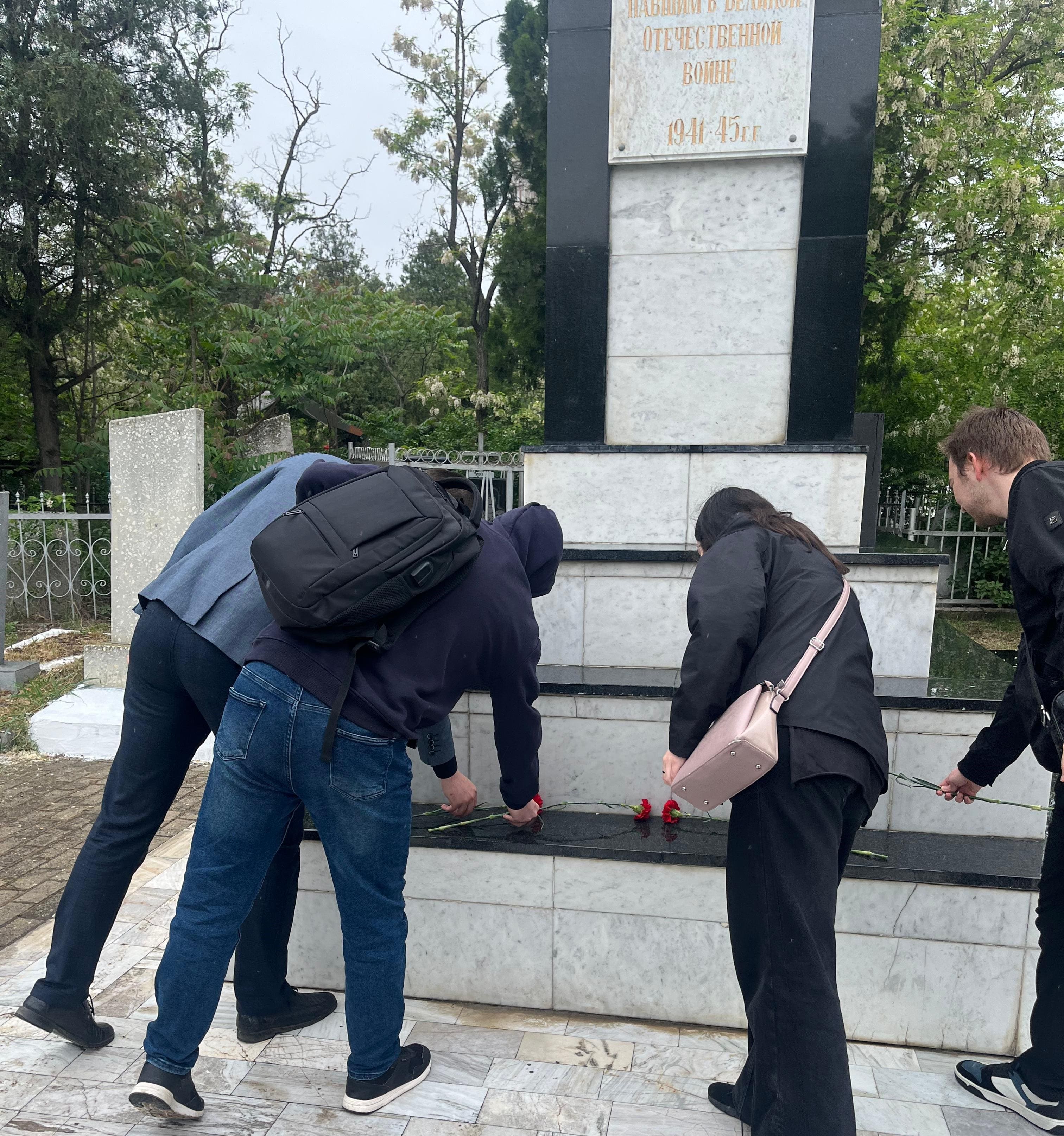 Память героев Великой Отечественной войны почтили студенты вуза |  15.05.2024 | Новости Махачкалы - БезФормата