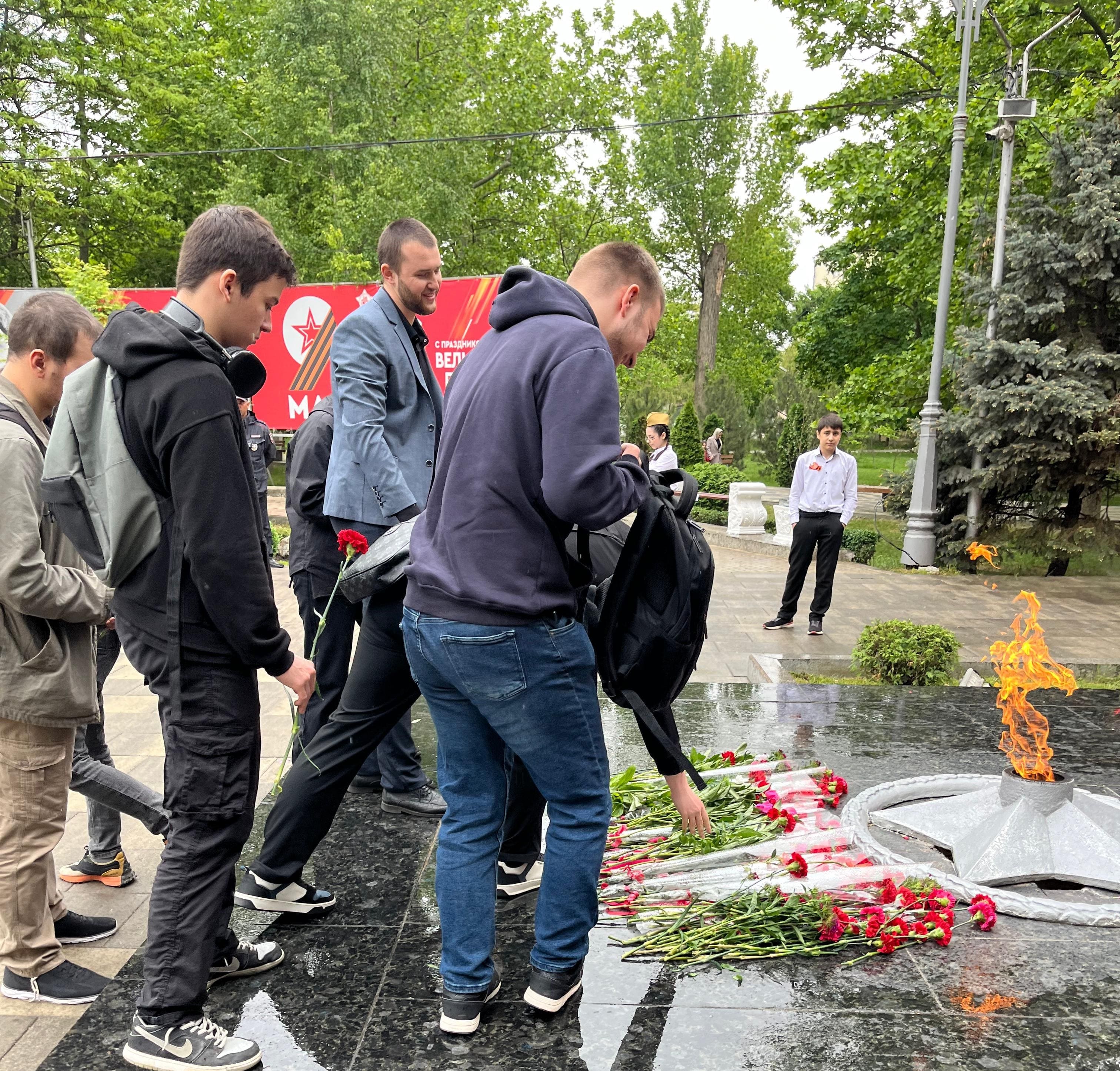 Память героев Великой Отечественной войны почтили студенты вуза |  15.05.2024 | Новости Махачкалы - БезФормата