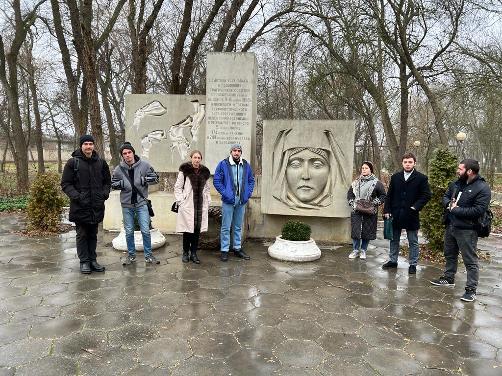 Студенты Кизлярского филиала ДГТУ на экскурсии по памятникам скульптуры  города | ДГТУ