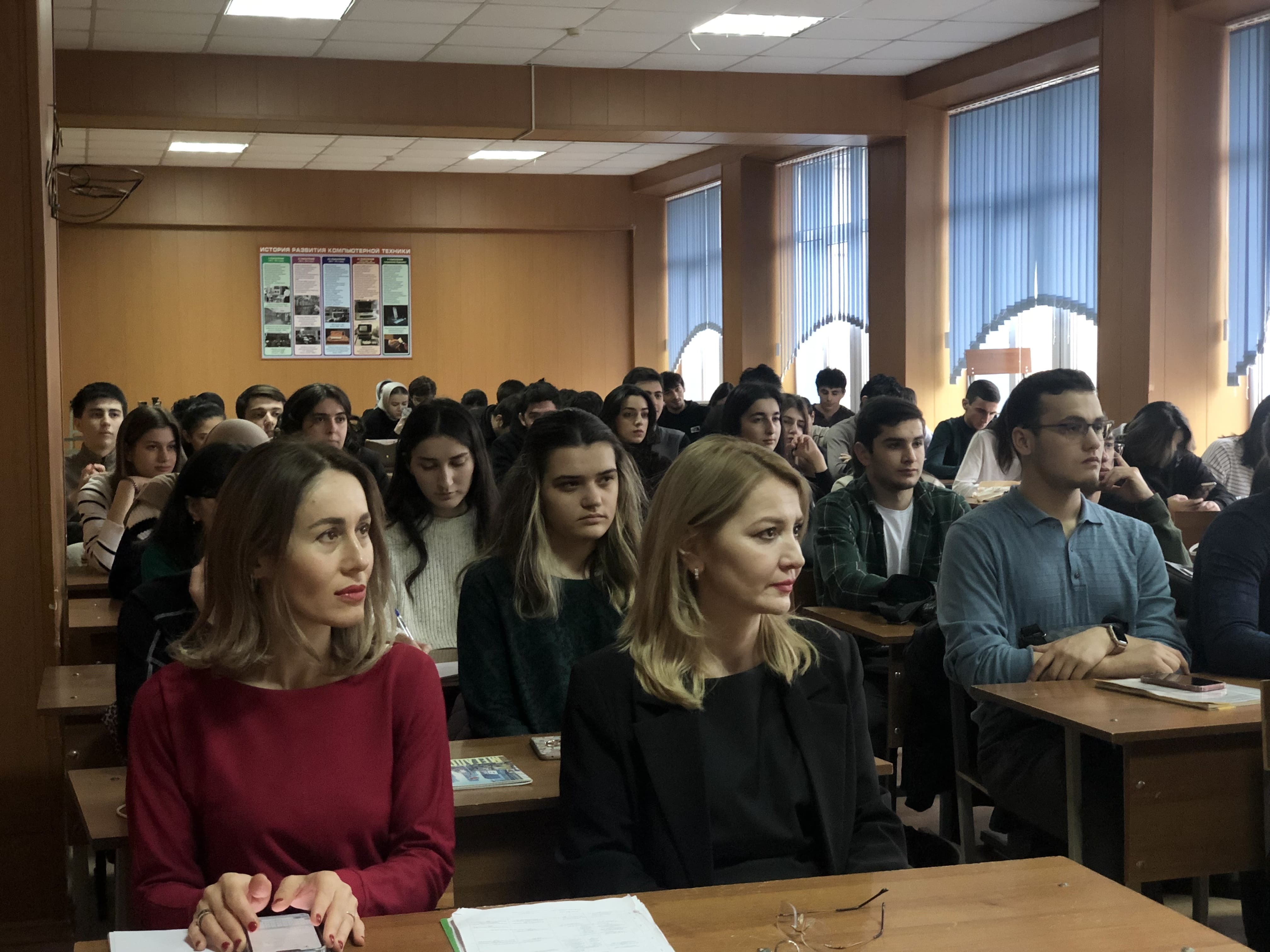 Студенты в классе. Огаревец. Два студента. Студенты в классе вертикальная картинка. Группа отличников.